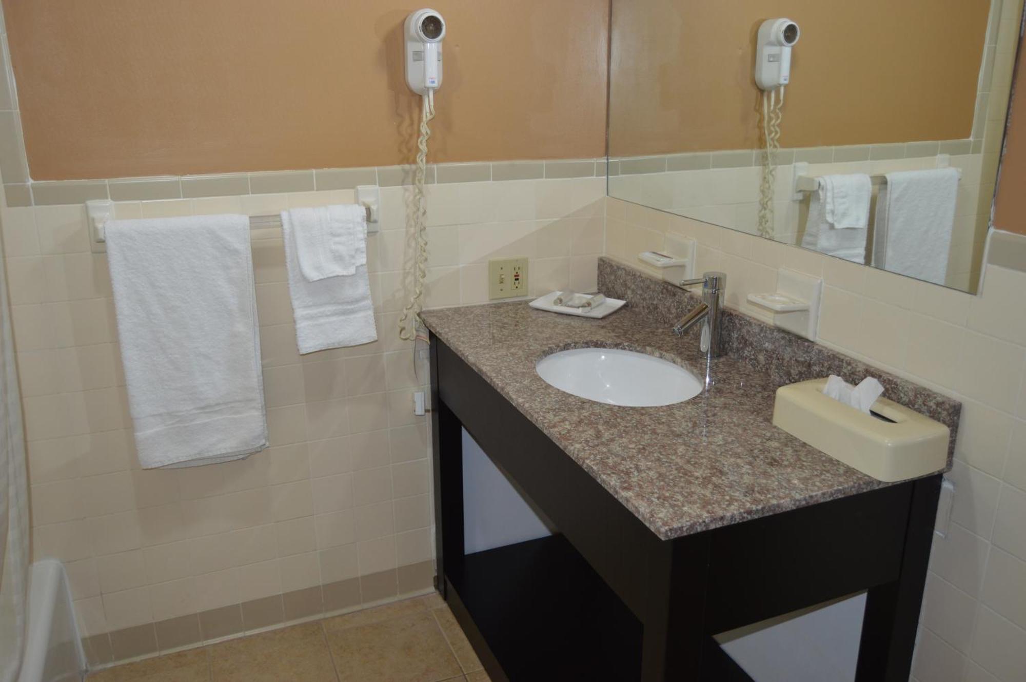 New World Inn Barre Room photo